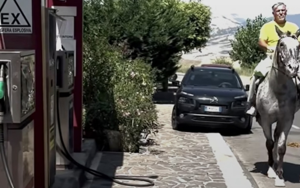 maja da rocchetta sant8217antonio il simbolo per la lotta al caro carburanti nei piccoli comuni con massimiliano accetturo da Noinotizie.it maja da rocchetta sant8217antonio il simbolo per la lotta al caro carburanti nei piccoli comuni con massimiliano accetturo