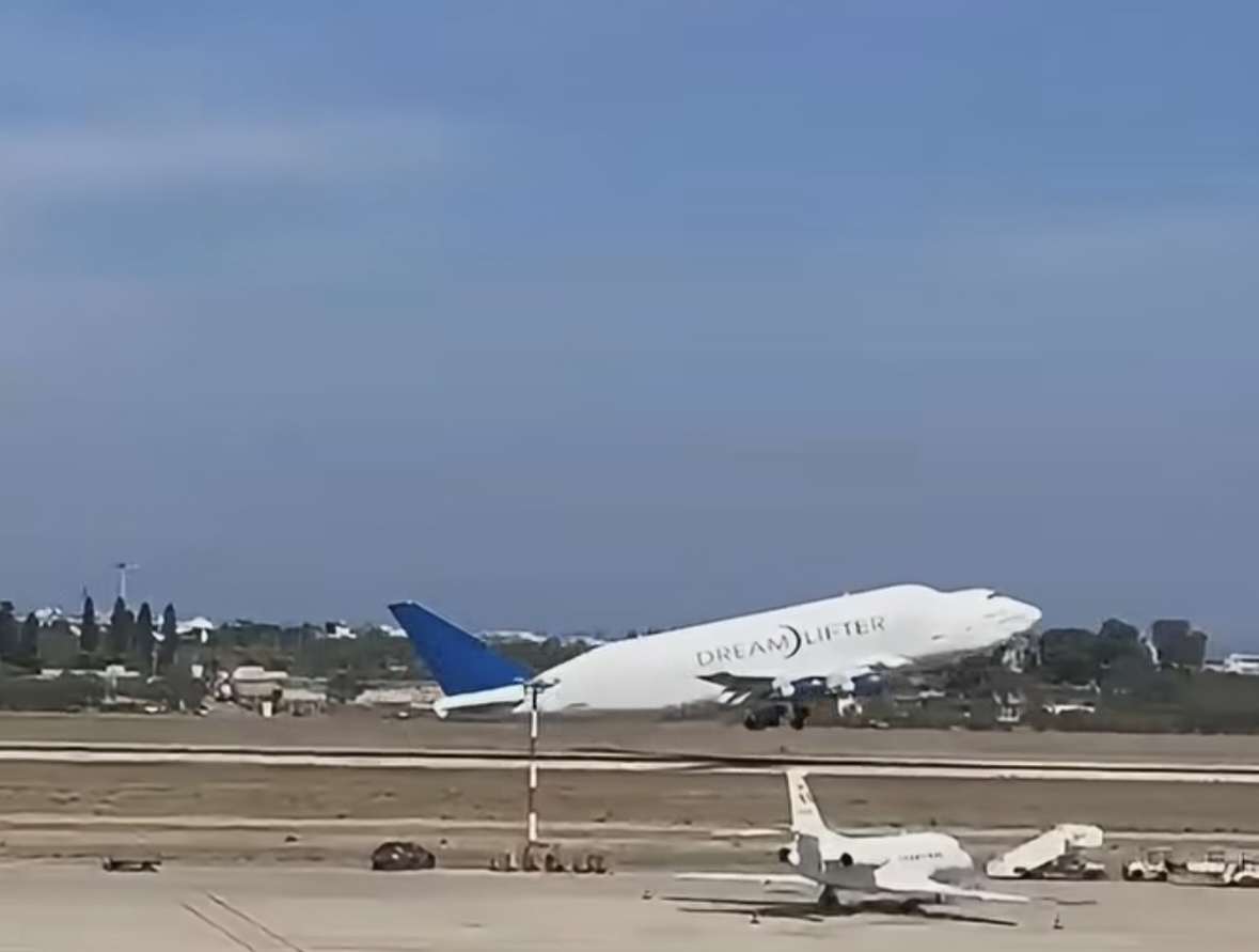 bari ma quanto 232 enorme questo aereo al confronto quello di linea sembra un giocattolo da Noinotizie.it bari ma quanto 232 enorme questo aereo al confronto quello di linea sembra un giocattolo