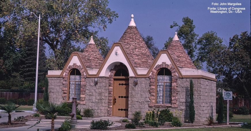Un trullo in California E c'è anche la fontana originale in ghisa dell'Acquedotto pugliese