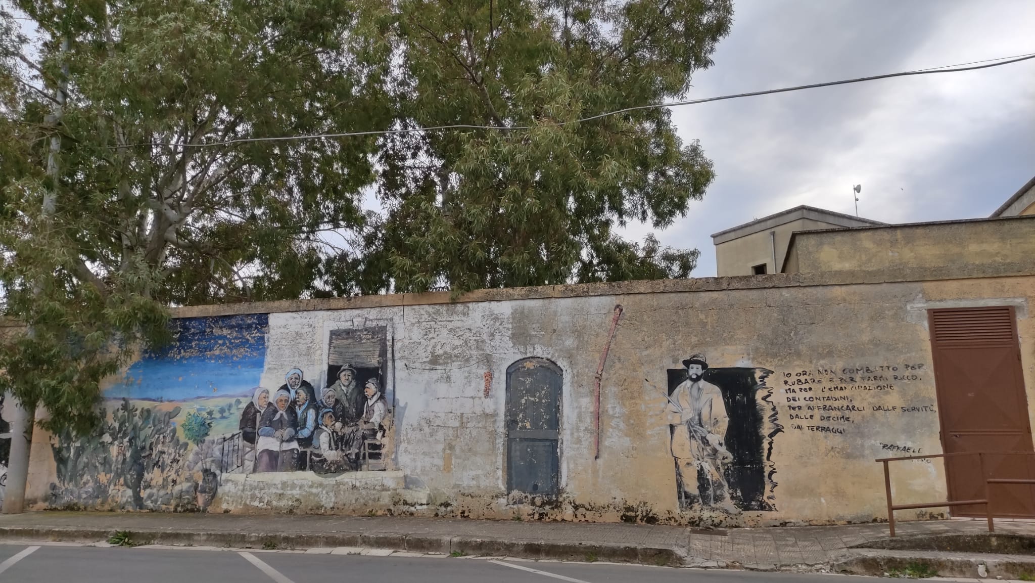 Villa Castelli: cancellati i murales della scuola durante i lavori di rifacimento, la richiesta di ripristino Associazione: "La memoria dei briganti, il lavoro dei contadini, il Quarto Stato. Un patrimonio identitario coperto da una mano di vernice"