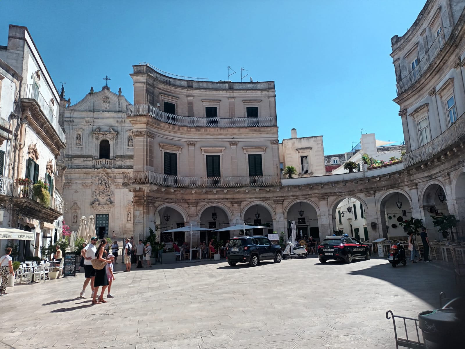 Martina Franca: lite in piazza fra due titolari di esercizi, replicata ieri sera. Turisti attoniti Intervenuti i carabinieri