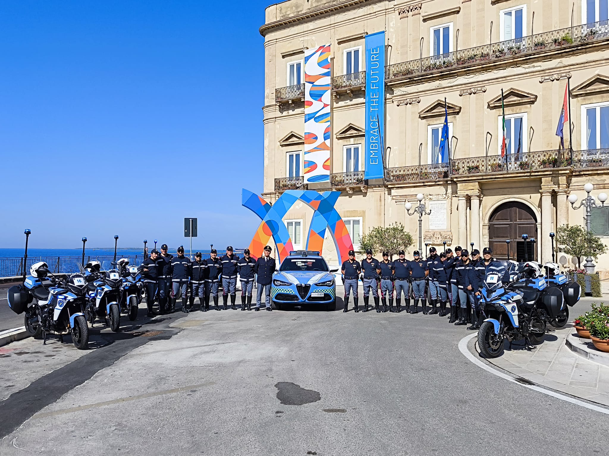 Giochi del Mediterraneo di Taranto 2026: l’impegno della polizia stradale Foto davanti al municipio