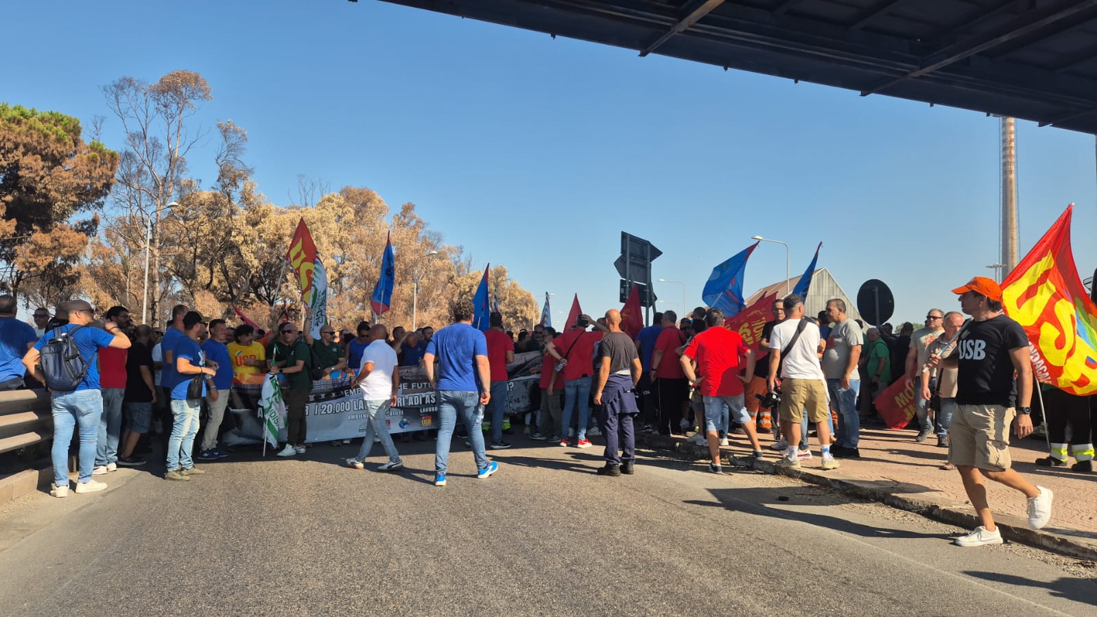 Siderurgico di Taranto: lavoratori bloccano la strada statale Ex Ilva