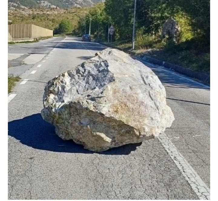 maratea trecchina quel masso caduto in strada allarme sicurezza del territorio italia dei diritti da Noinotizie.it maratea trecchina quel masso caduto in strada allarme sicurezza del territorio italia dei diritti