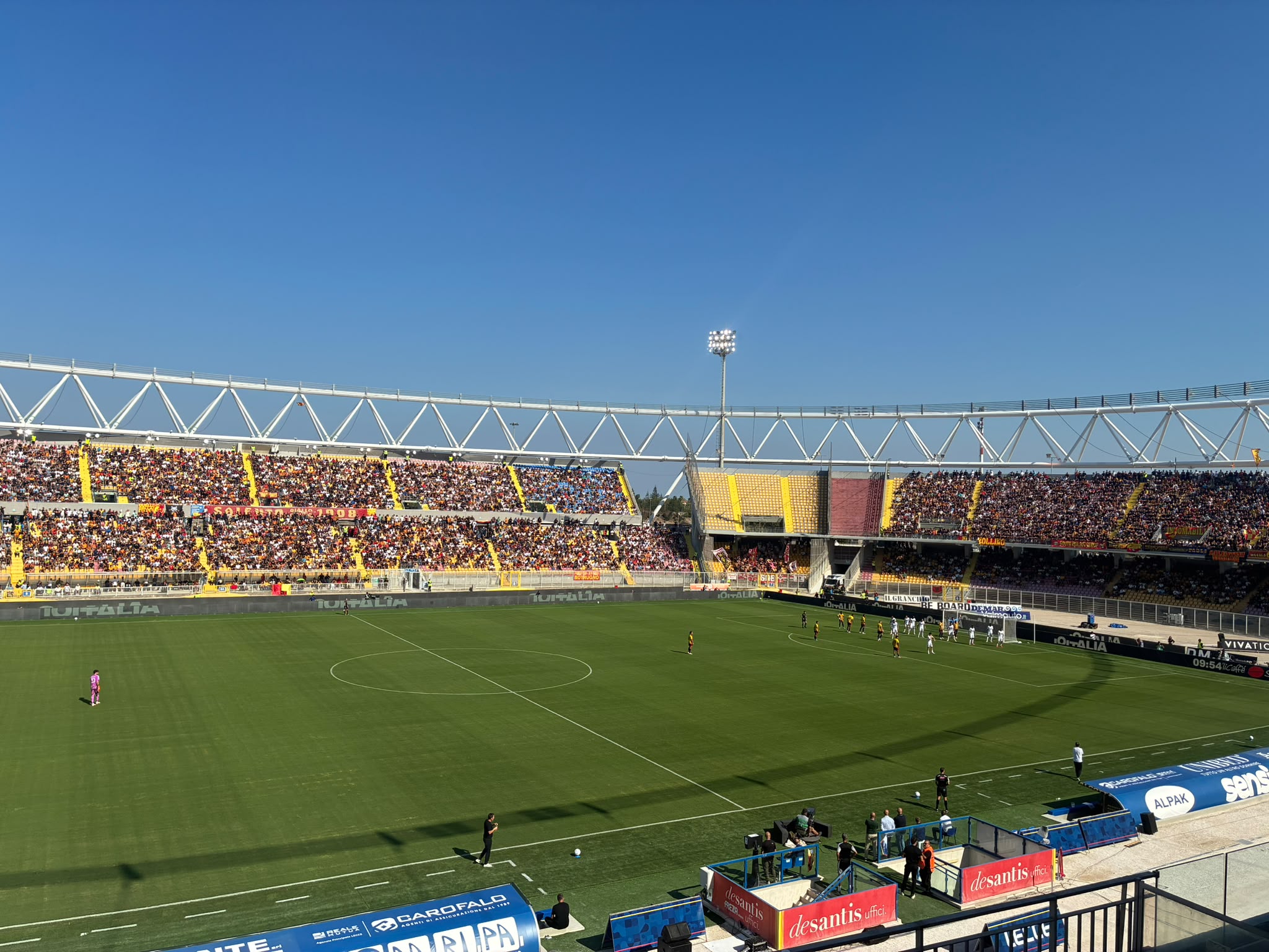 lecce squadra in campo con iniziativa per lorena isceri vittima di femminicidio poi subito due gol con i giocatori salentini ragazze dai volti colorati da mano rossa da Noinotizie.it lecce squadra in campo con iniziativa per lorena isceri vittima di femminicidio poi subito due gol con i giocatori salentini ragazze dai volti colorati da mano rossa