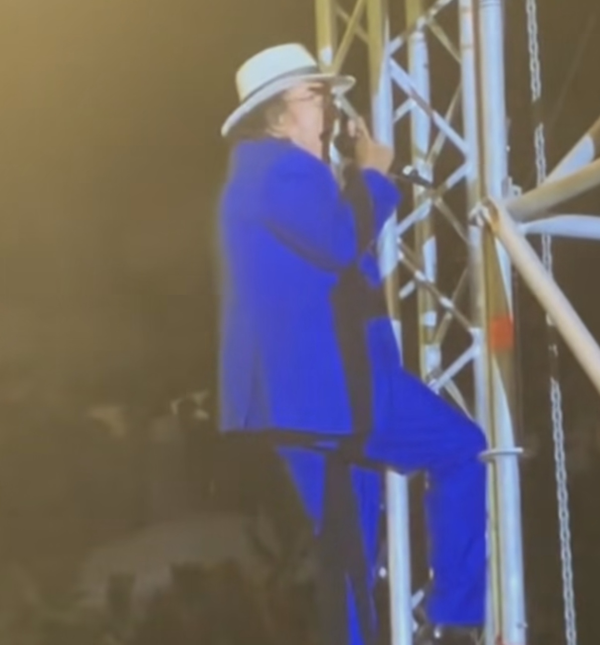 al bano che pessimo esempio poi andiamo a rivendicare la sicurezza nei luoghi di lavoro da Noinotizie.it al bano che pessimo esempio poi andiamo a rivendicare la sicurezza nei luoghi di lavoro