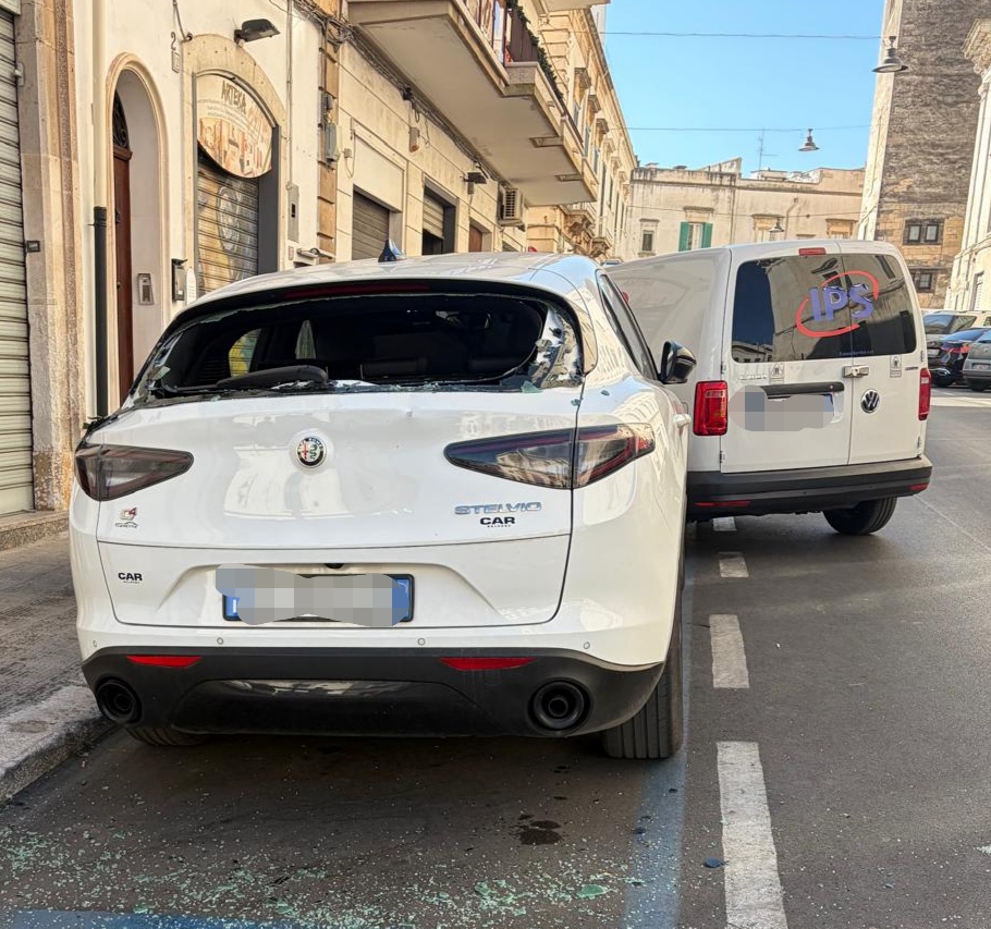 martina franca auto danneggiate a colpi di spranga dietro il municipio samattina pieno centro da Noinotizie.it martina franca auto danneggiate a colpi di spranga dietro il municipio samattina pieno centro