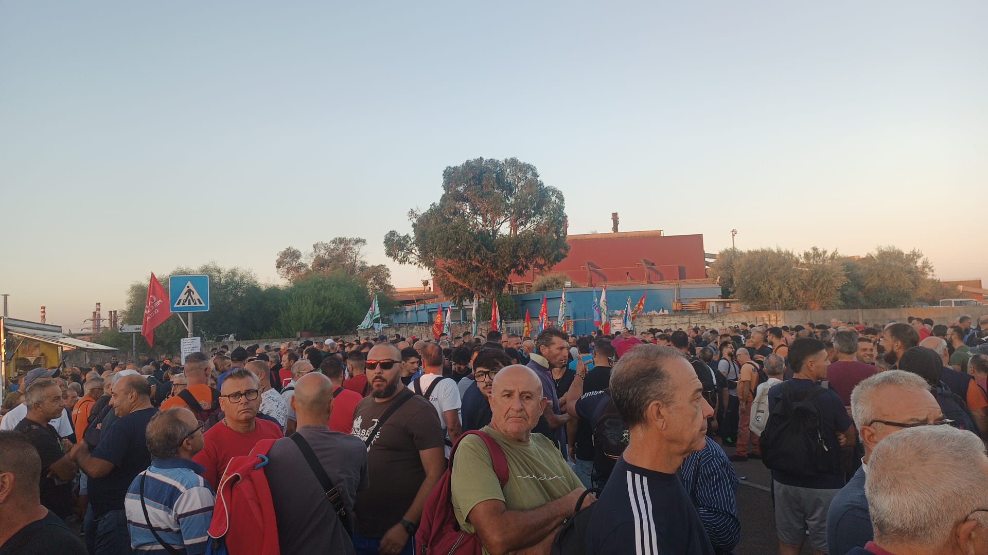 ex ilva indotto assemblea di lavoratori proposta di un cittadino mobilitazione generale da taranto a bari per l8217inaugurazione della fiera del levante in programma sabato da Noinotizie.it ex ilva indotto assemblea di lavoratori proposta di un cittadino mobilitazione generale da taranto a bari per l8217inaugurazione della fiera del levante in programma sabato