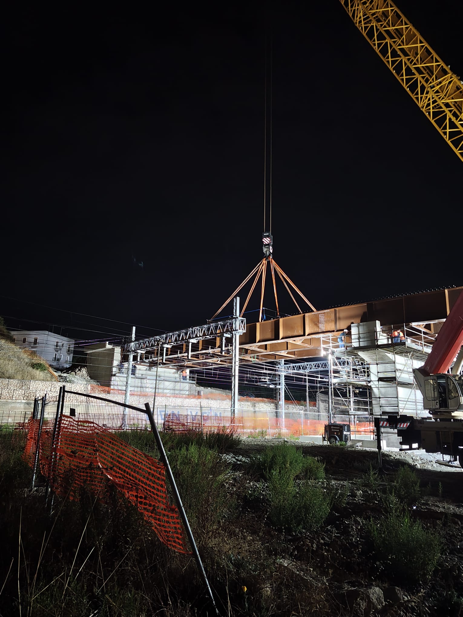 taranto brt la prima trave dello scavalco ferroviario in zona croce domani notte gli altri piloni fra sei giorni l ultima parte da Noinotizie.it taranto brt la prima trave dello scavalco ferroviario in zona croce domani notte gli altri piloni fra sei giorni l ultima parte