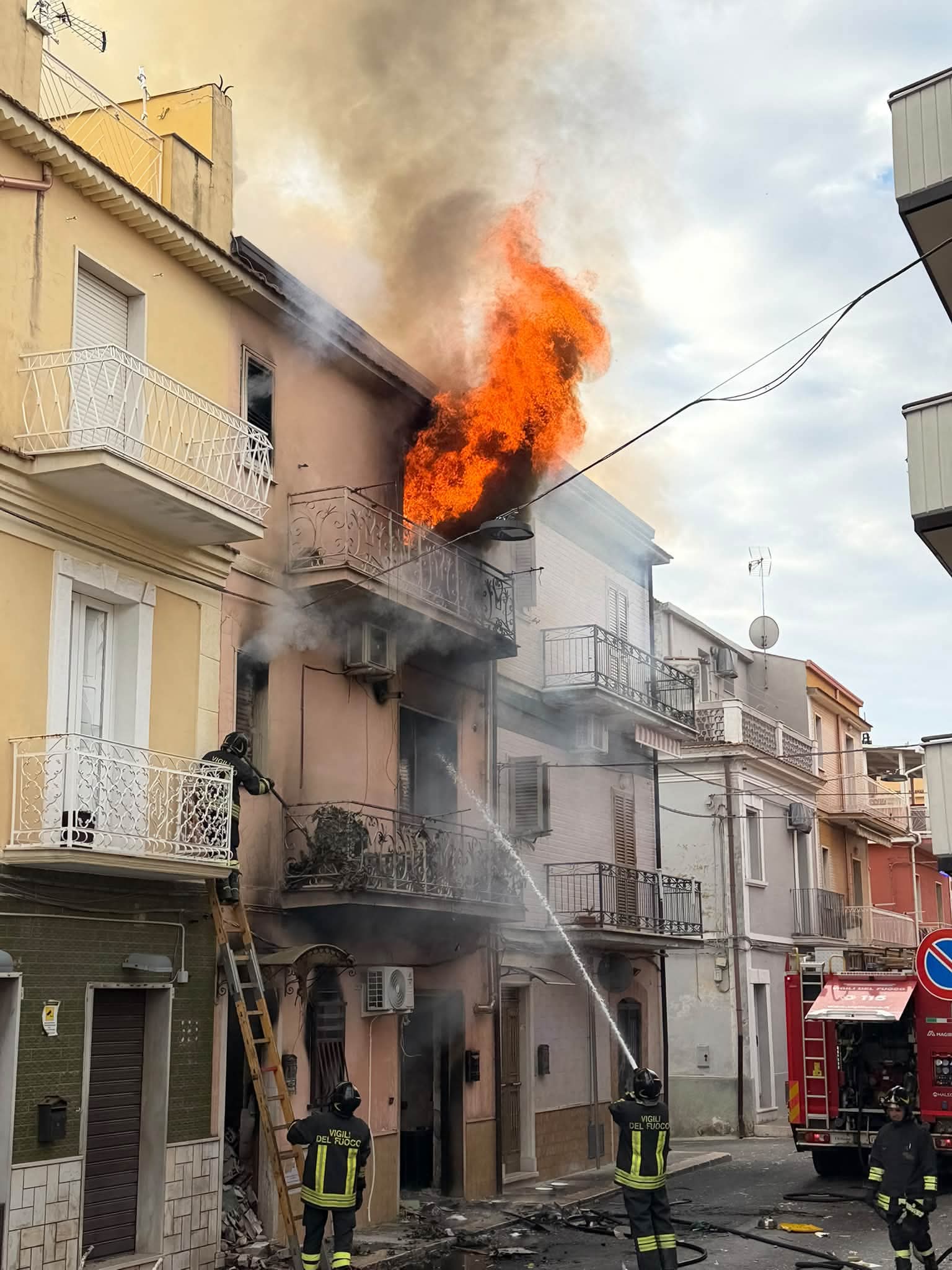 san nicandro garganico esplosione in casa e incendio due persone estratte dalle fiamme stamattina da Noinotizie.it san nicandro garganico esplosione in casa e incendio due persone estratte dalle fiamme stamattina