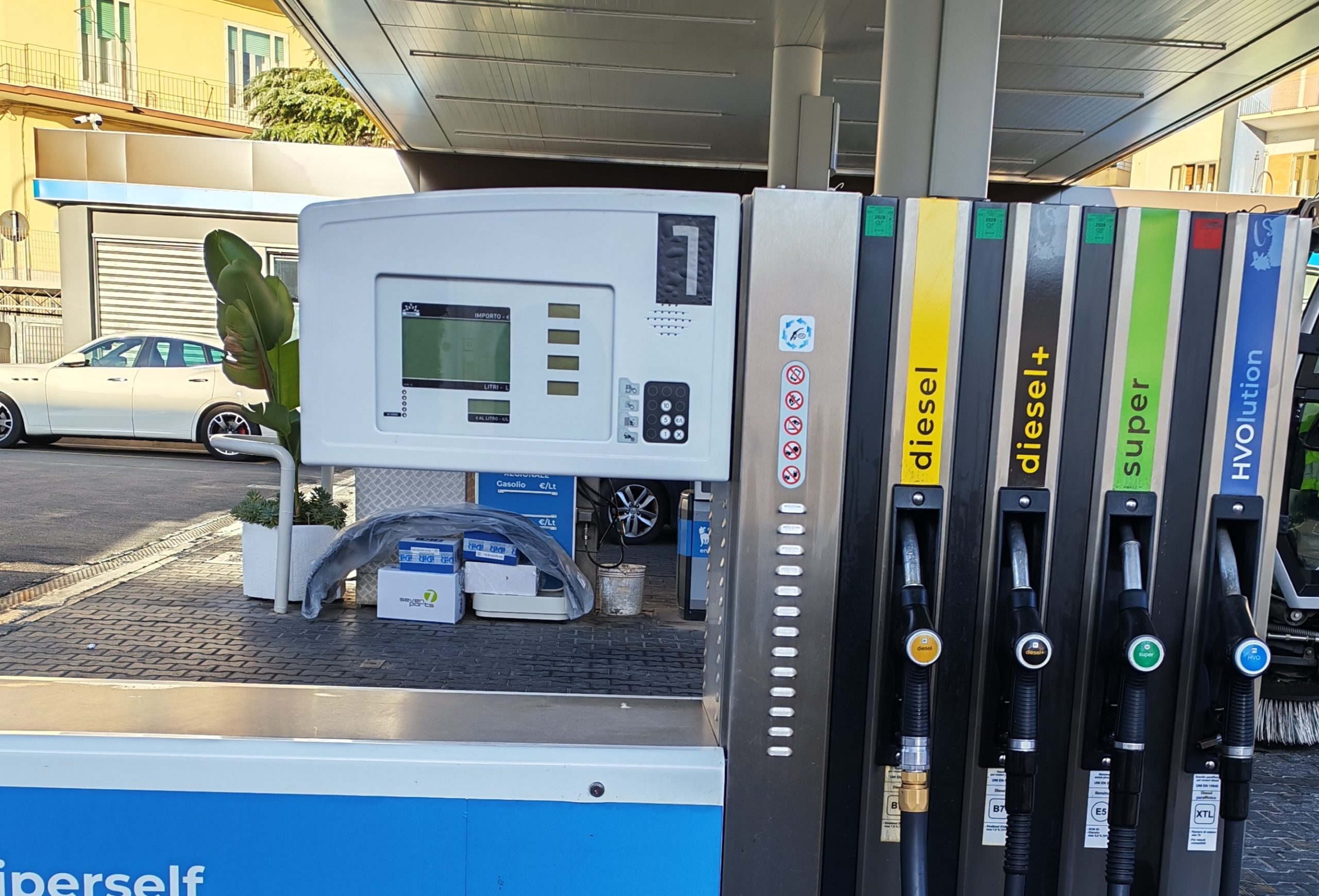 carburanti in puglia quasi tutti i distributori a secco prosegue il blocco dei mezzi dalla raffineria eni di taranto per la protesta dei lavoratori ex ilva da Noinotizie.it carburanti in puglia quasi tutti i distributori a secco prosegue il blocco dei mezzi dalla raffineria eni di taranto per la protesta dei lavoratori ex ilva