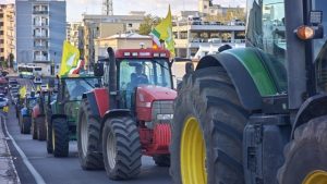 Migliaia di agricolrori a Bari con i trattori contro la crisi dell'agricoltura Migliaia di agricolrori a Bari con i trattori contro la crisi dell'agricoltura