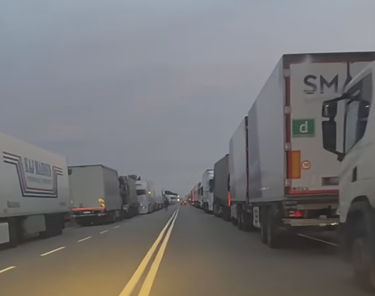 autotrasportatori e agricoltori la protesta in puglia ha preso quota fra blocchi stradali e manifestazione davanti alla prefettura di bari e oggi anche i lavoratori ex ilva da Noinotizie.it autotrasportatori e agricoltori la protesta in puglia ha preso quota fra blocchi stradali e manifestazione davanti alla prefettura di bari e oggi anche i lavoratori ex ilva
