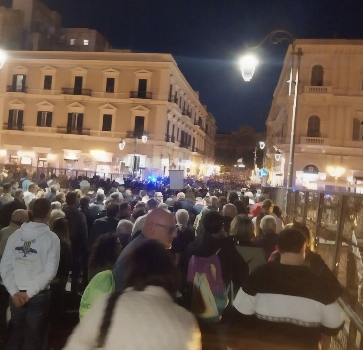 la manifestazione di ch236 vuole chiuso il siderurgico di taranto migliaia di partecipanti da Noinotizie.it la manifestazione di ch236 vuole chiuso il siderurgico di taranto migliaia di partecipanti