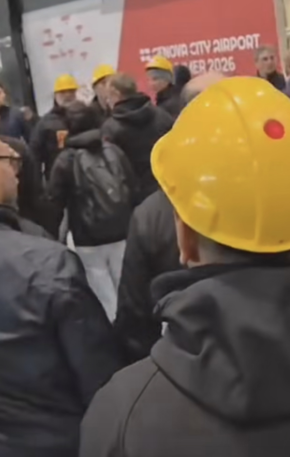 ex ilva lavoratori dello stabilimento di cornigliano hanno occupato l8217aeroporto di genova dopo la comunicazione della cassa integrazione da Noinotizie.it ex ilva lavoratori dello stabilimento di cornigliano hanno occupato l8217aeroporto di genova dopo la comunicazione della cassa integrazione
