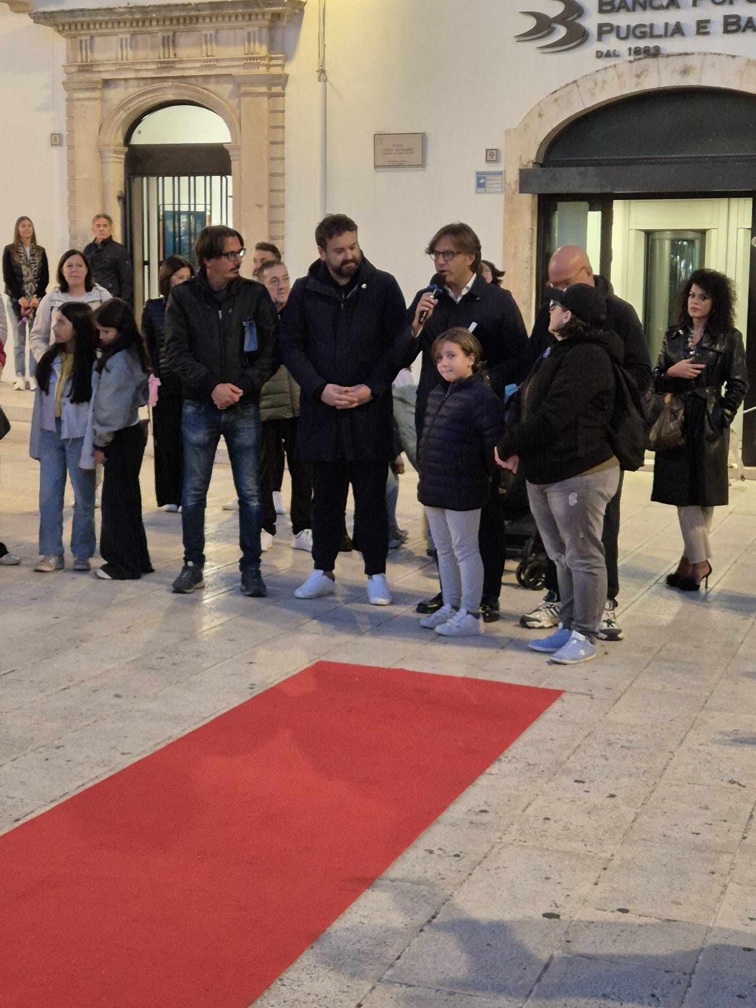 martina franca targa commemorativa per il cane che salv242 la famiglia da un incendio in casa chloe da Noinotizie.it martina franca targa commemorativa per il cane che salv242 la famiglia da un incendio in casa chloe