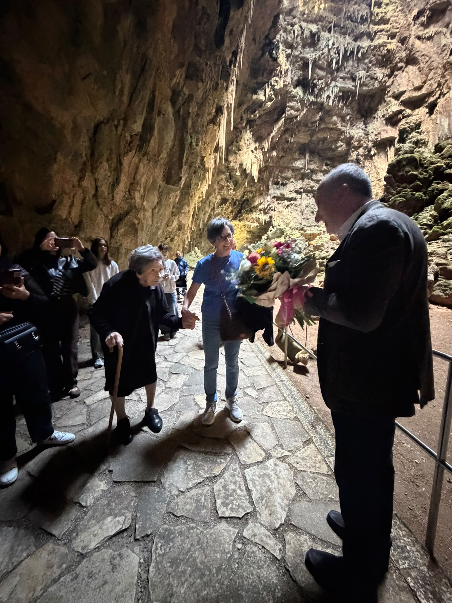 ha 98 anni esaudito il suo desiderio vede per la prima volta le grotte di castellana la signora maria giuseppa da Noinotizie.it ha 98 anni esaudito il suo desiderio vede per la prima volta le grotte di castellana la signora maria giuseppa